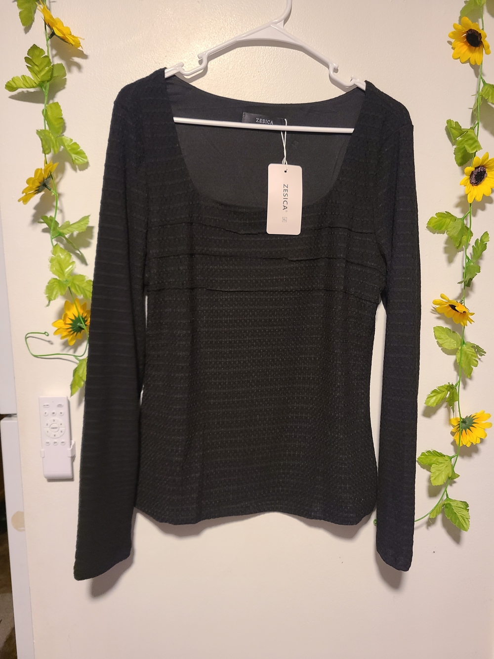 Nwt Zesica Black Long Sleeve Scoop Neck Top